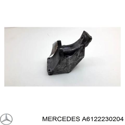 Кронштейн подушки (опори) двигуна, лівої A6122230204 MERCEDES