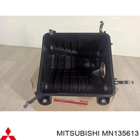 Корпус повітряного фільтра, нижня частина MN135613 MITSUBISHI