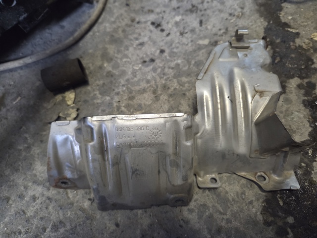 Кришка випускного колектора 06K129596C VAG