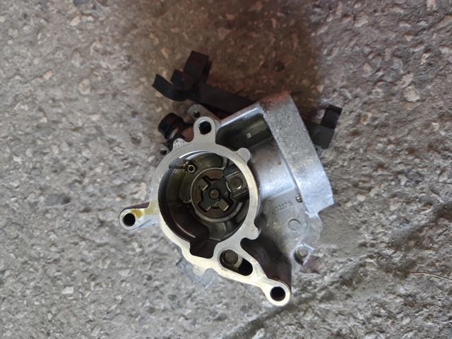 Насос вакуумний 06K145100AE VAG