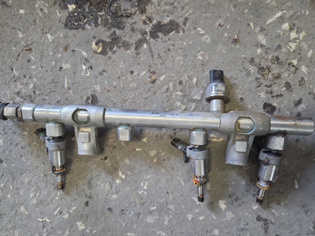 Рампа форсунок системи упорскування палива 06L133317L VAG