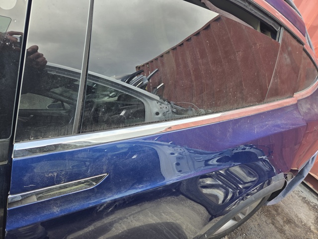 Молдинг опускного скла двері задньої, лівої 103216788D TESLA