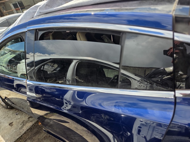 Двері пасажирськи задні ліві 1069537E0A TESLA