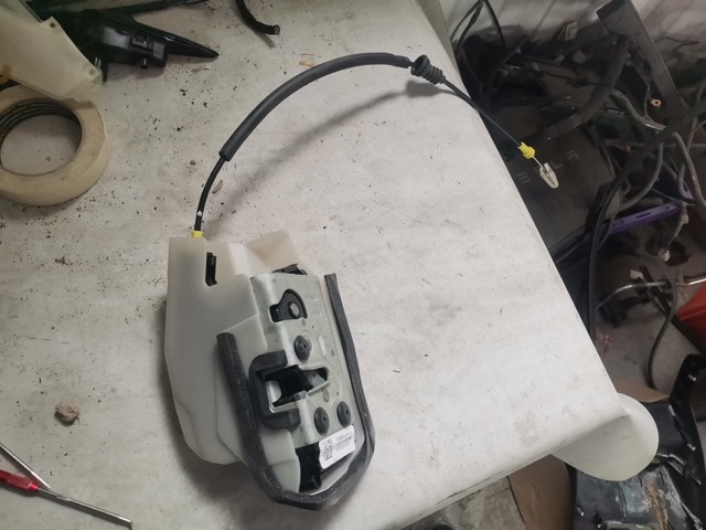 Замок задньої двері, лівої 150067400B TESLA