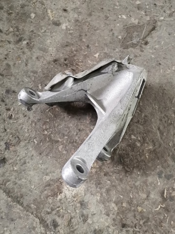 Кронштейн подушки (опори) двигуна, правої 22116861564 BMW