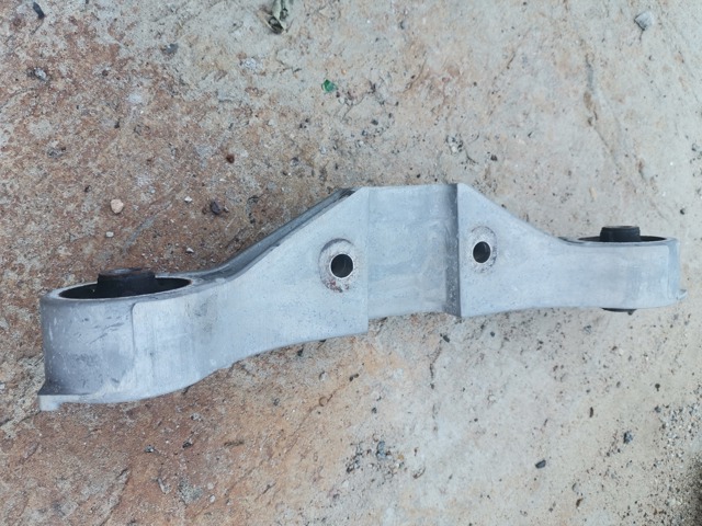 Траверса заднього редуктора, передня 41310AG040 SUBARU