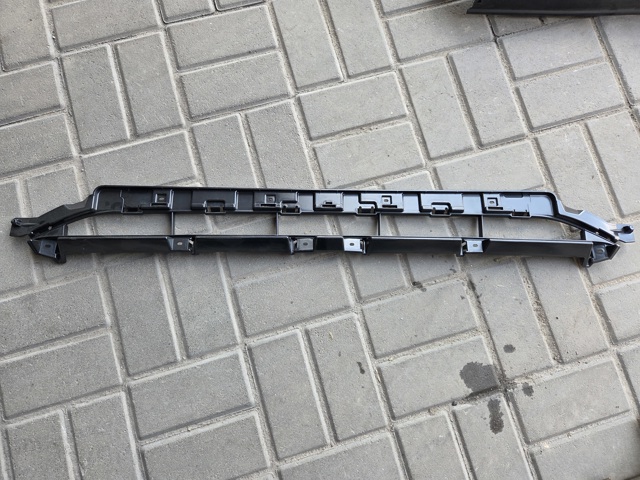 Решітка переднього бампера, центральна 4M0807647B VAG