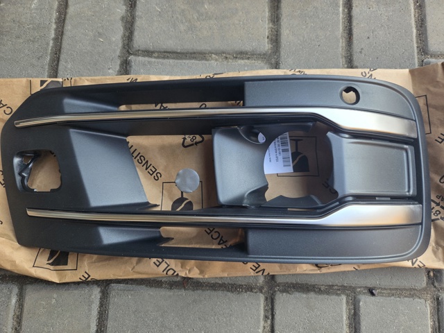 Решітка переднього бампера, права 4M0807682AA4W3 VAG