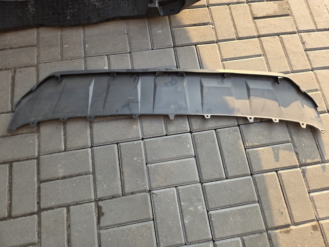Нижня накладка на передній бампер 4M0807733D VAG