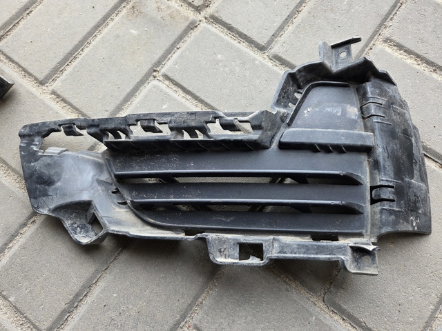 Решітка переднього бампера, ліва нижня 51117307993 BMW