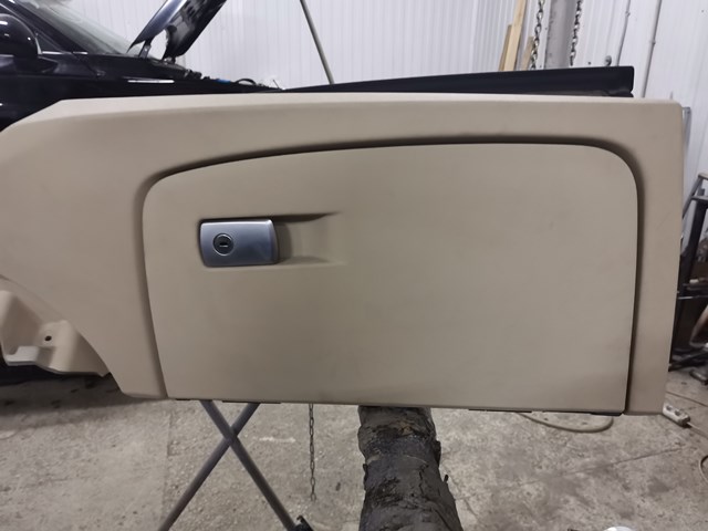 Кришка ящика рукавички (бардачка) 51169388559 BMW