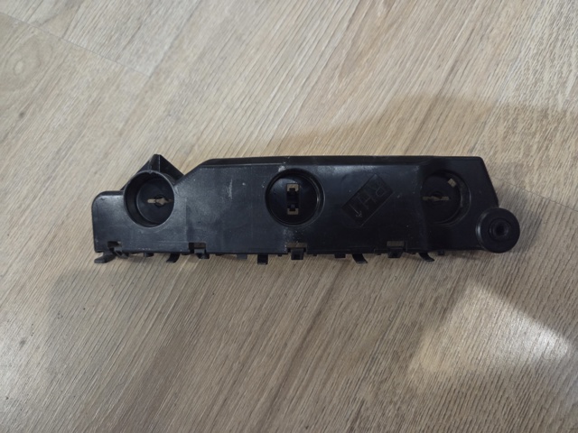 Кронштейн бампера переднього, правий 622226RA0A NISSAN