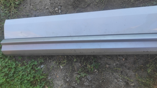 Молдинг передньої правої двері, нижній 80A853960GGRU VAG