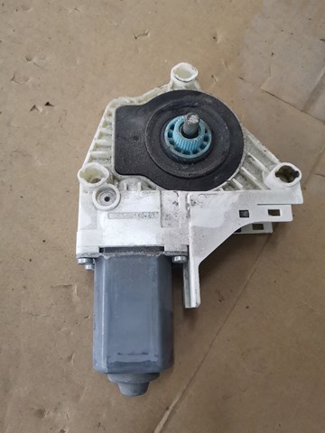 Двигун склопідіймача двері передньої, правої 8K0959802B VAG