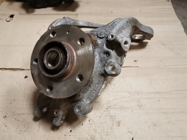 Кулак поворотний лівий 8R0505435C VAG