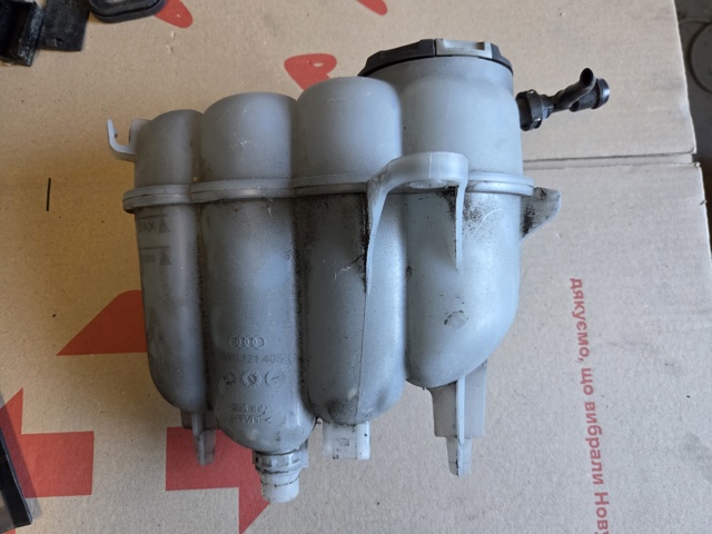 Бачок системи охолодження двигуна розширювальний 8W0121405G VAG