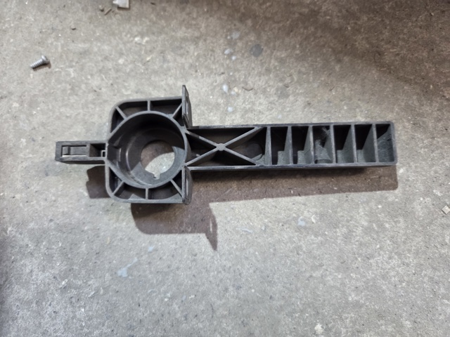 Кронштейн радіатора нижній 8W0805201 VAG