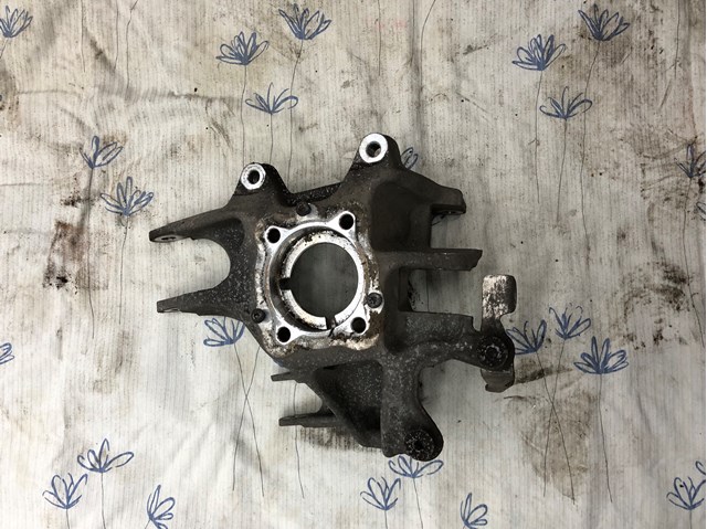 Цапфа поворотна права 104250700B Tesla Model