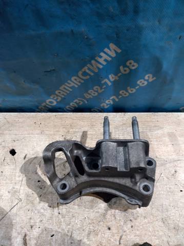 Кронштейн подушки (опори) двигуна, правої 3M516030AF FORD
