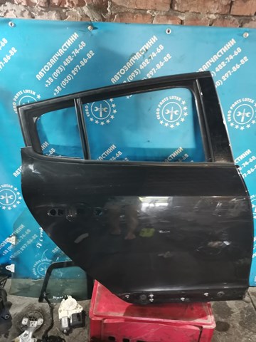 Двері задні в зборі 821006386R RENAULT