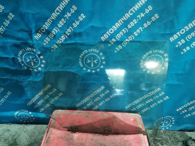 Вікно задніх дверей 823009U000 NISSAN