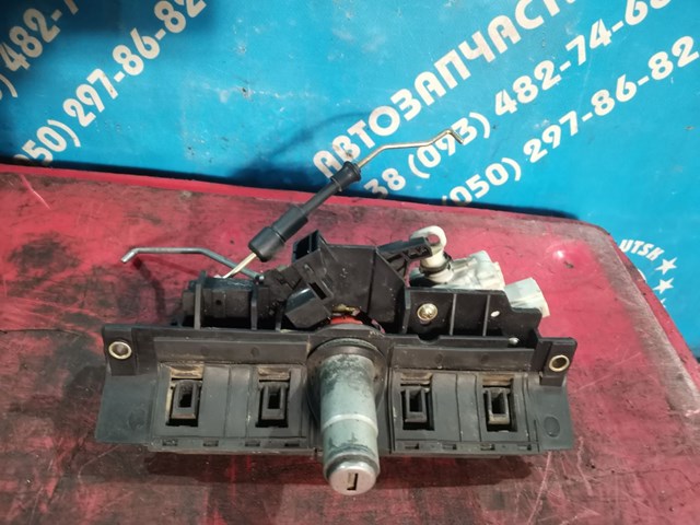 Замок кришки багажника/задньої  3/5-ї двері, задній 8D9827565 VAG