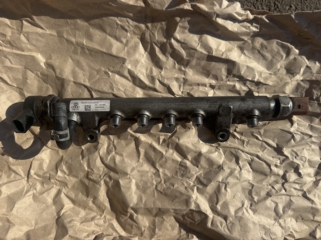 Розподільник палива 03L130089 VAG