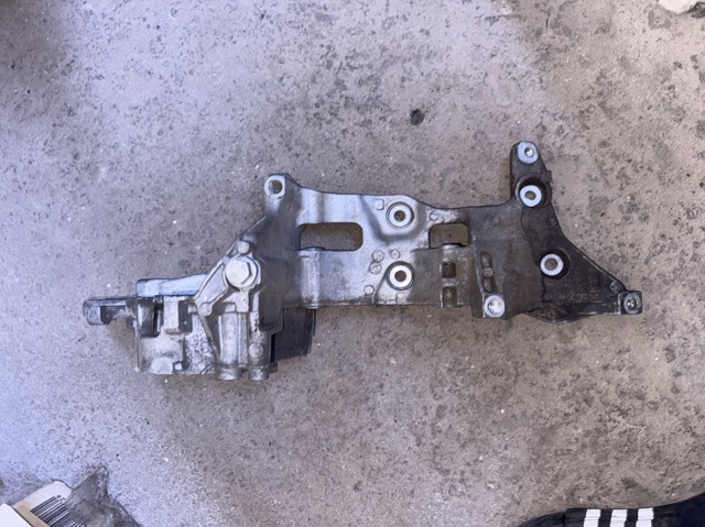 Кронштейн генератора 04L903143B VAG