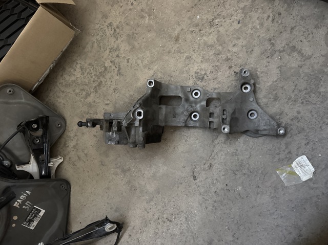 Кронштейн кріплення генератора 04L903143D VAG