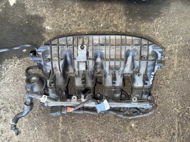 Колектор впускний 06K133201R VAG