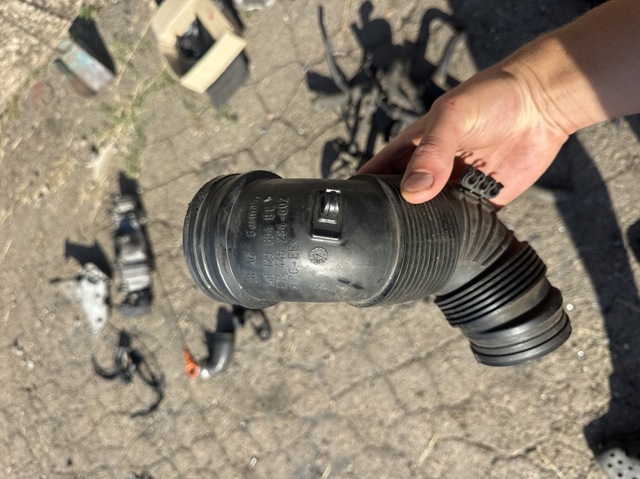 Патрубок повітряний, вихід повітряного фільтра 1K0129654BC VAG