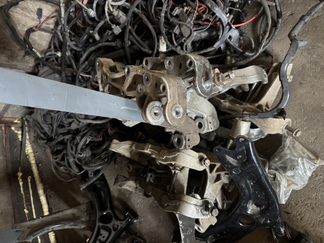 Кронштейн передньої балки 1K0199295F VAG