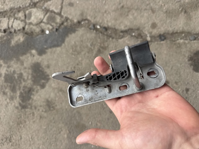 Стояк-гак замка капота 1K0823480 VAG