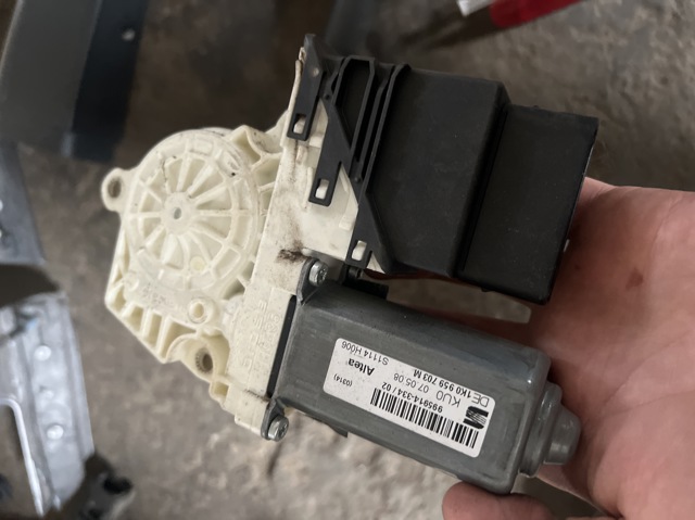Моторчик склопідйомника двері задніх, лівих 1K0959703M VAG