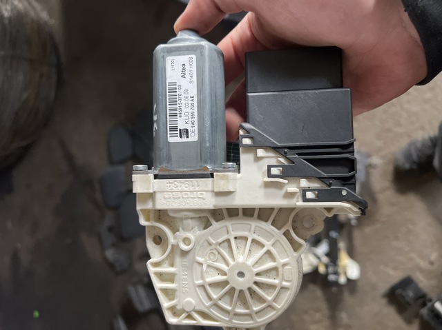 Моторчик склопідйомника двері задніх, правих 1K0959704AE VAG