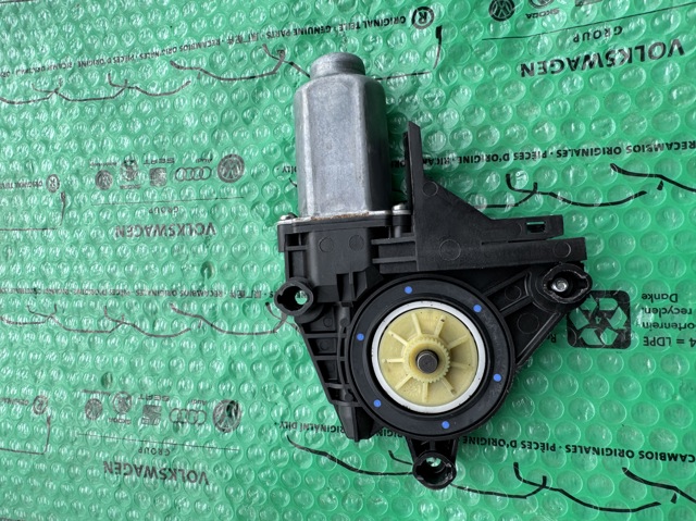 Мотор склопідйомника дверей передніх, правих 1T0959702S VAG