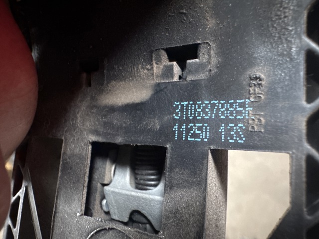 Тримач зовнішньої ручки дверей, передньої правої 3T0837885E VAG