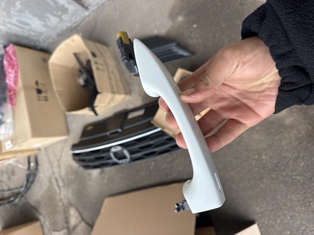 Ручка правих дверей зовнішня 510837206L VAG