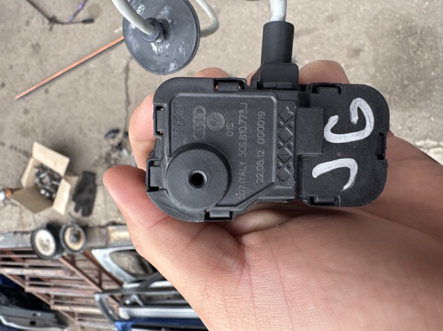Замок відкривання лючка бензобаку 5C6810773J VAG