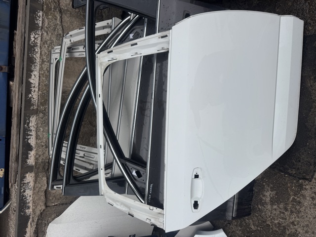 Двері задні в зборі 5E9833056C VAG