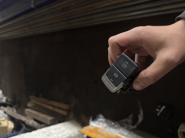 Клавіша електромеханічного гальма стоянки 5G0927225D VAG