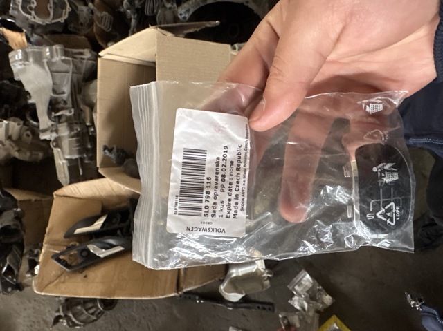Емблема рукоятки перемикання КПП 5L0798116 VAG