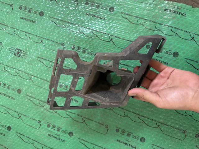Кронштейн бампера переднього, правий 5L0807056 VAG