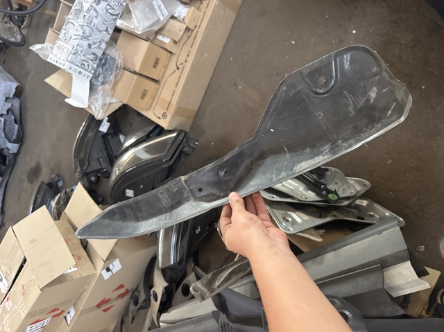 Ущільнювач арки крила 5L0821111 VAG