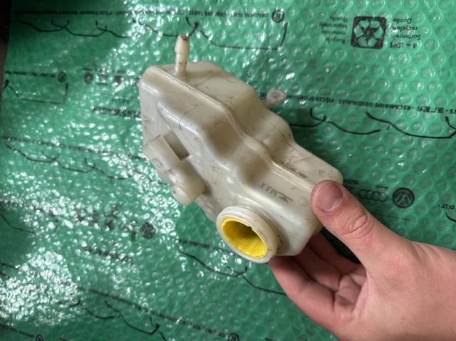 Бачок головного гальмівного циліндру 6R0611301A VAG