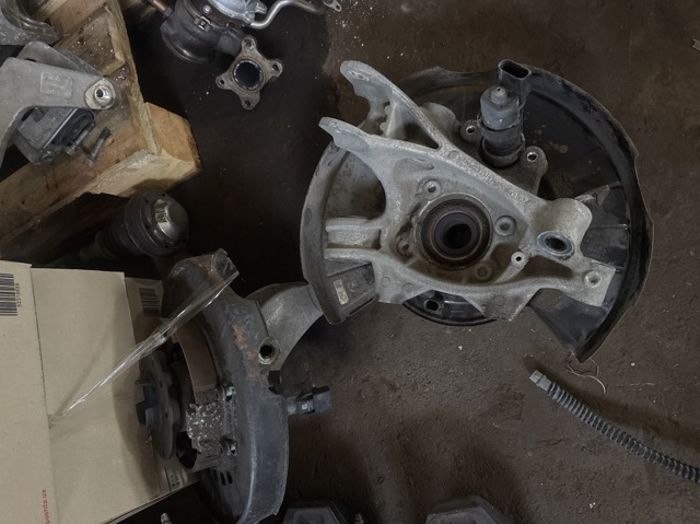 Цапфа поворотна права 7P0505436B VAG