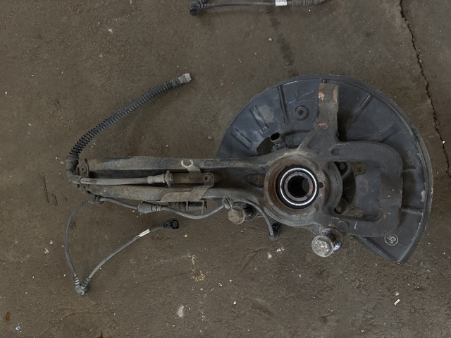 Цапфа поворотна права 7P6407246A VAG