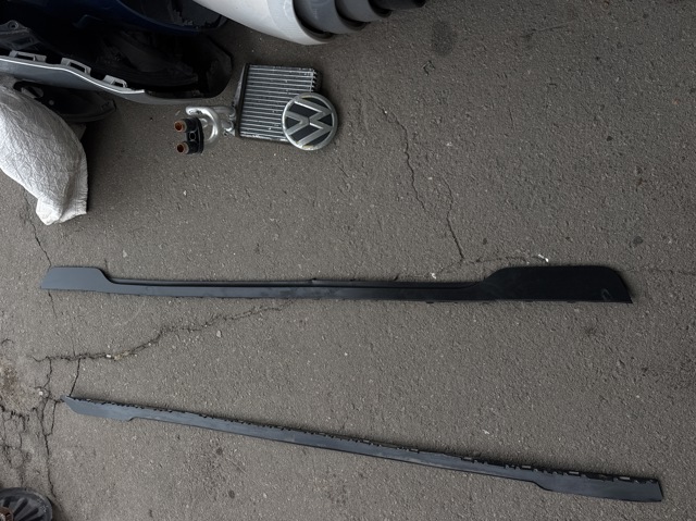 Спойлер переднього бампера, центральний 7P6807110B VAG