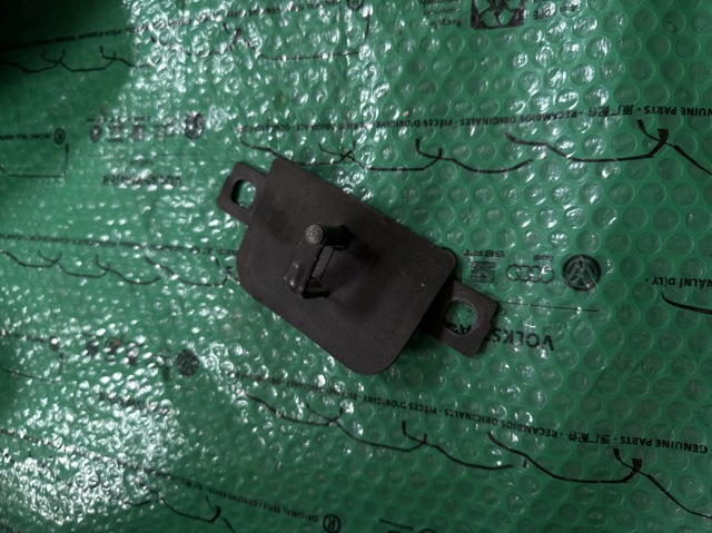 Зацеп замку кришки багажника 8V0827507B VAG