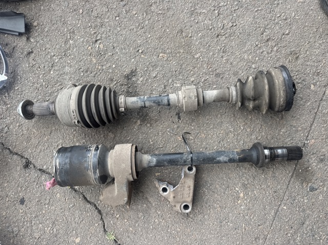 Піввісь передня, права GD762550XC MAZDA